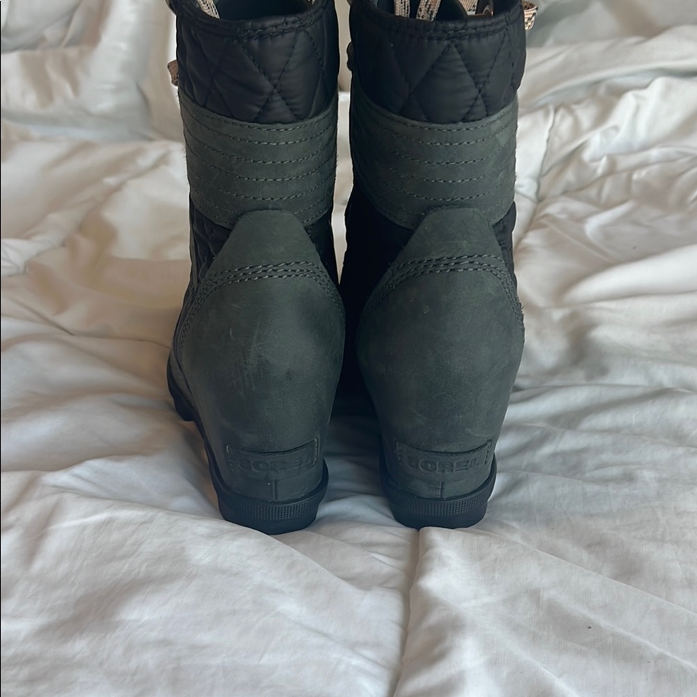 Sorel Quilted Lace-Up Wedge Boots in Olive Green with Cream Laces - Picture 4 of 5